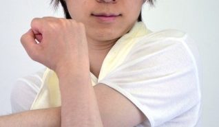 ストレッチする男性